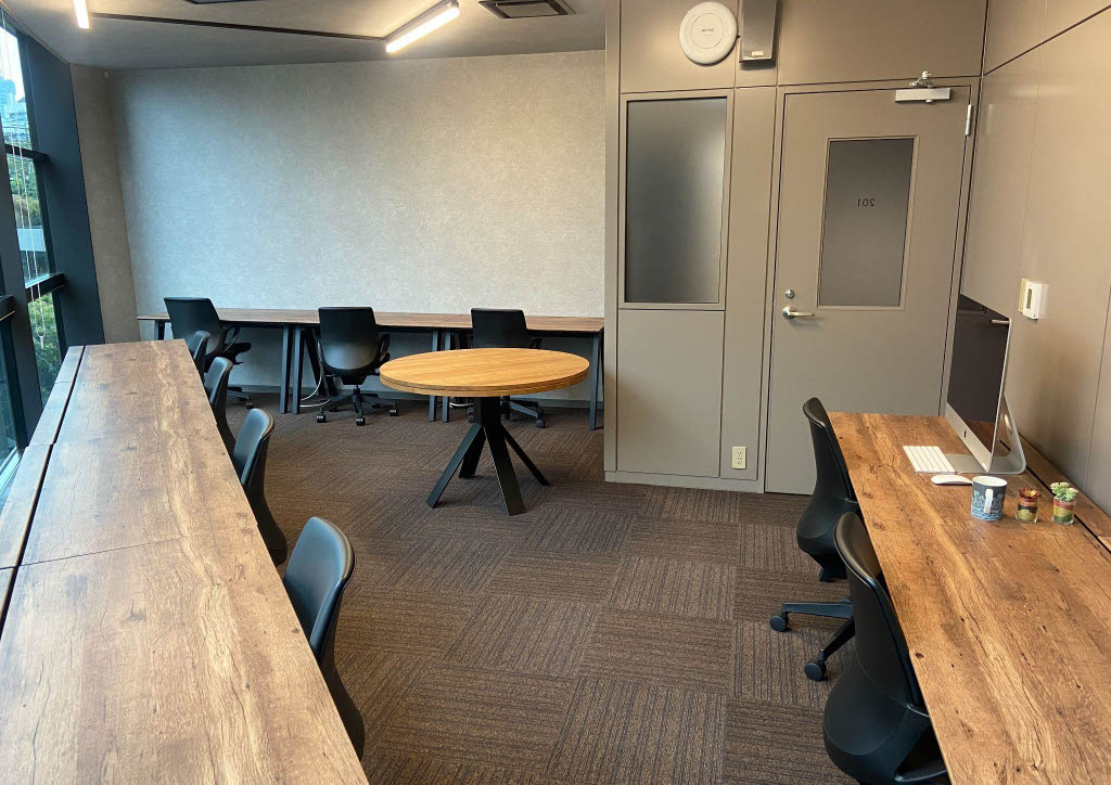 デスク・チェア付き。個別空調・電気代は月額利用料に込み・24時間利用可能!