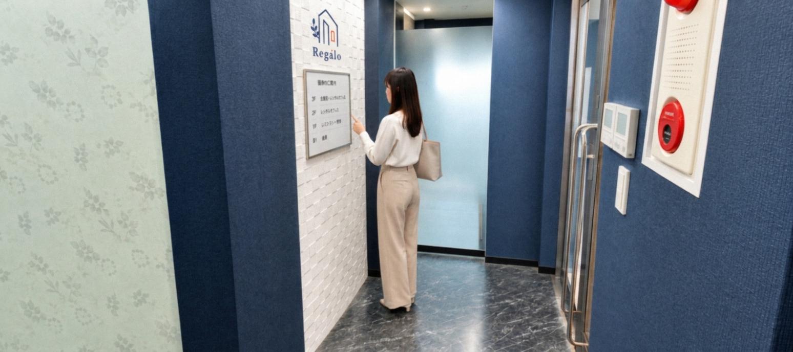 洗練された2F共用部。落ち着いたエントランスに設置された案内板で、施設全体の構成をすぐに確認できます