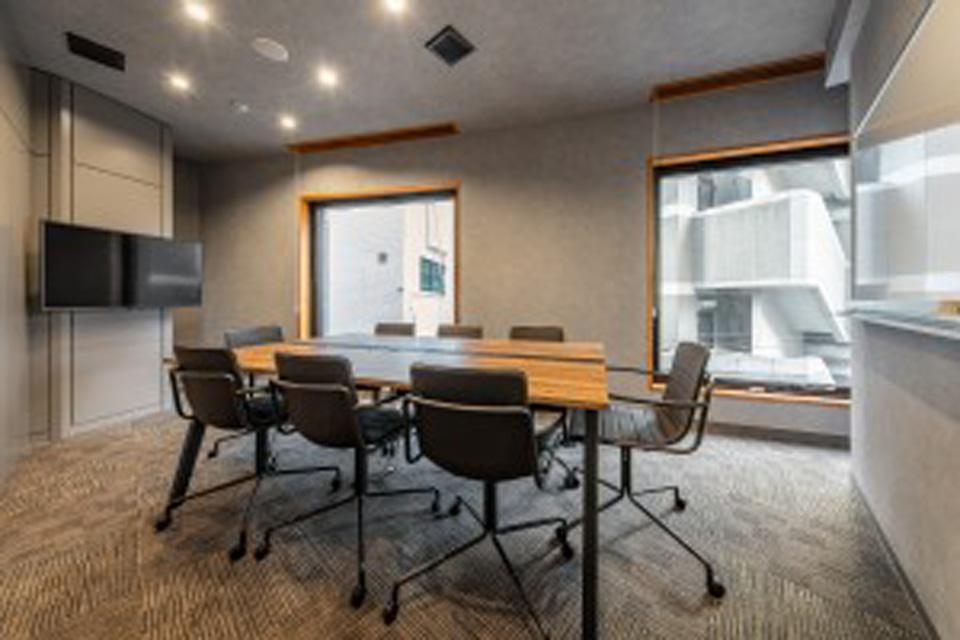 会員価格(¥2200~/h)で利用可能な6~8名会議室