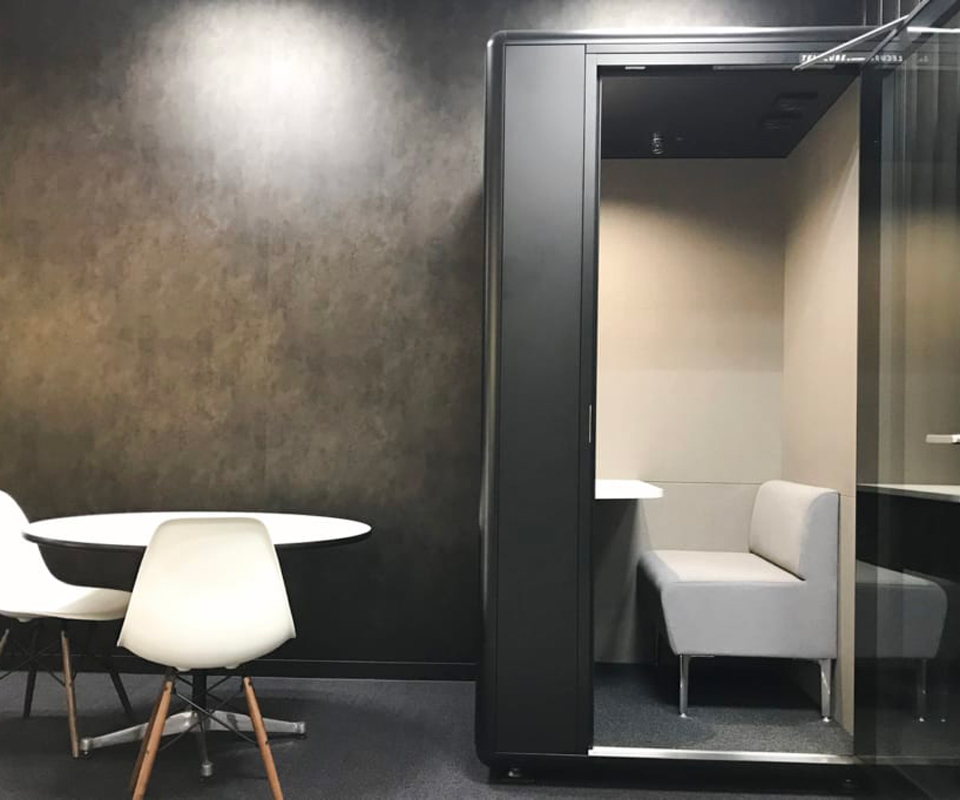 テレブース(1名用の防音ワークスペース)