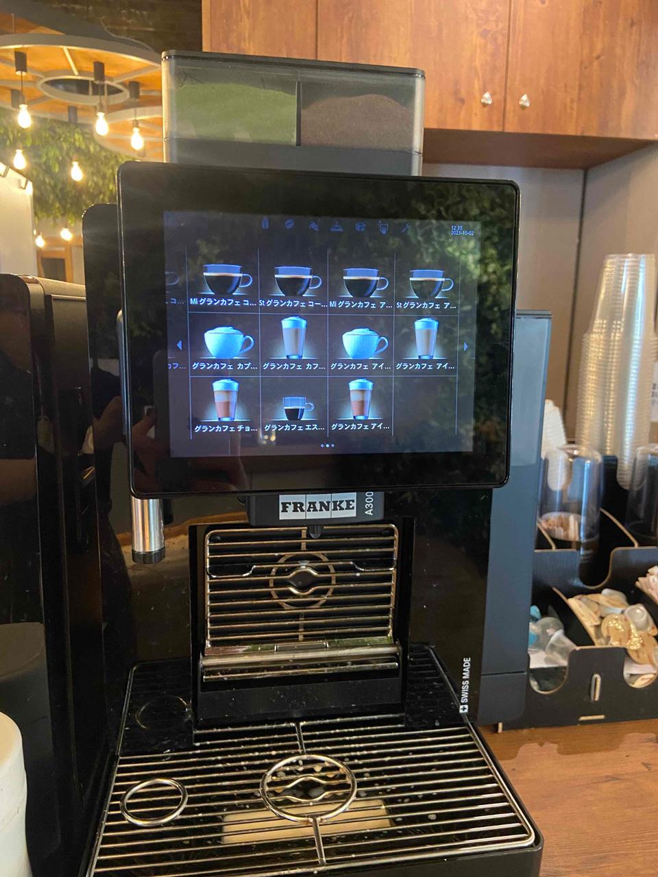 コーヒー・ナッツバー無料。こだわりのマシンで選べるドリンクが充実