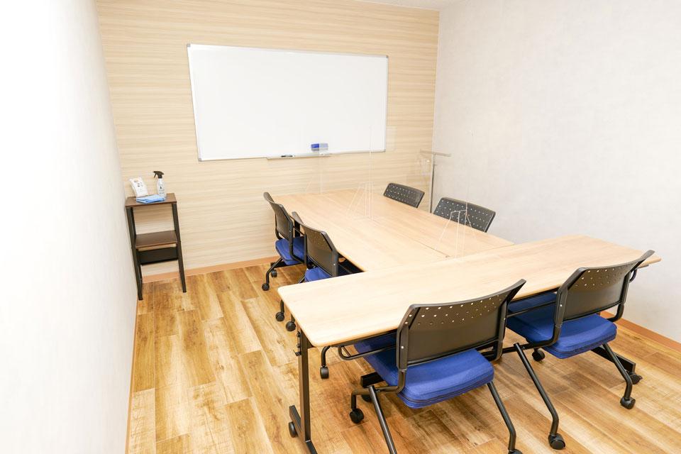 6名用会議室:24時間365日無料で使い放題、ホワイトボードあり