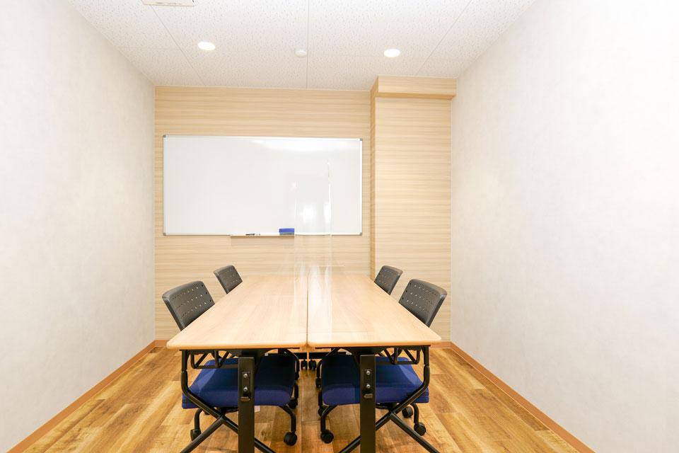 4名用会議室:24時間365日無料で使い放題、ホワイトボードあり