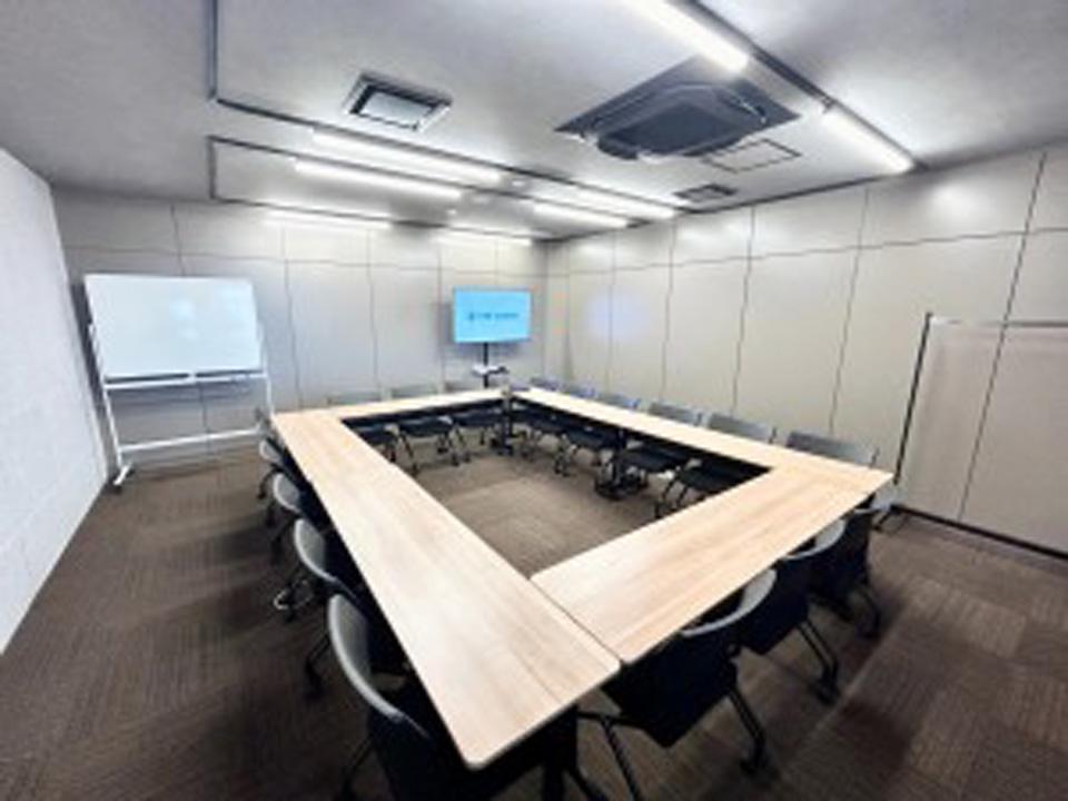 18~24名まで利用可能なセミナールームが¥4400/h